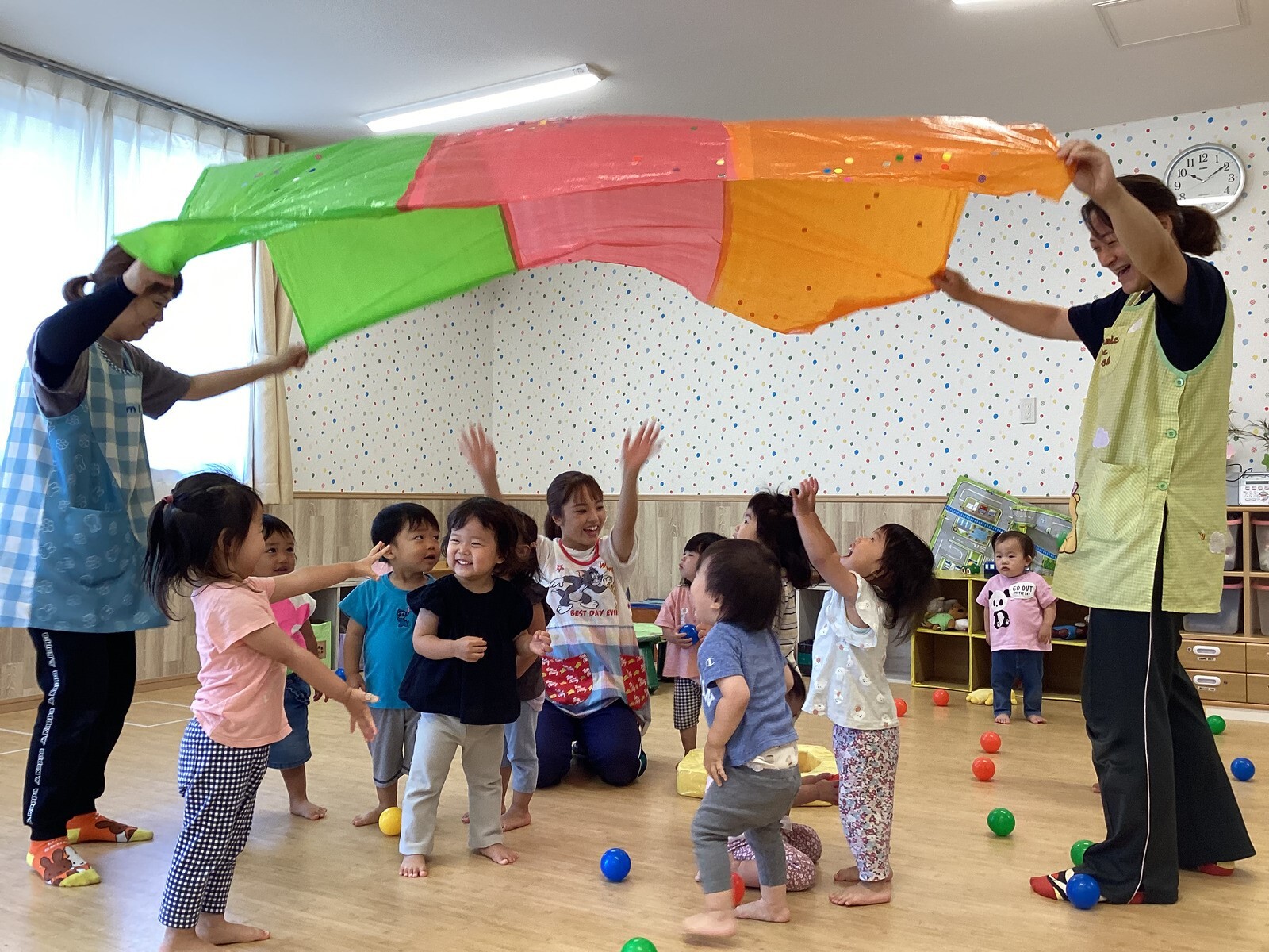 お友だちと園庭遊びを楽しみます